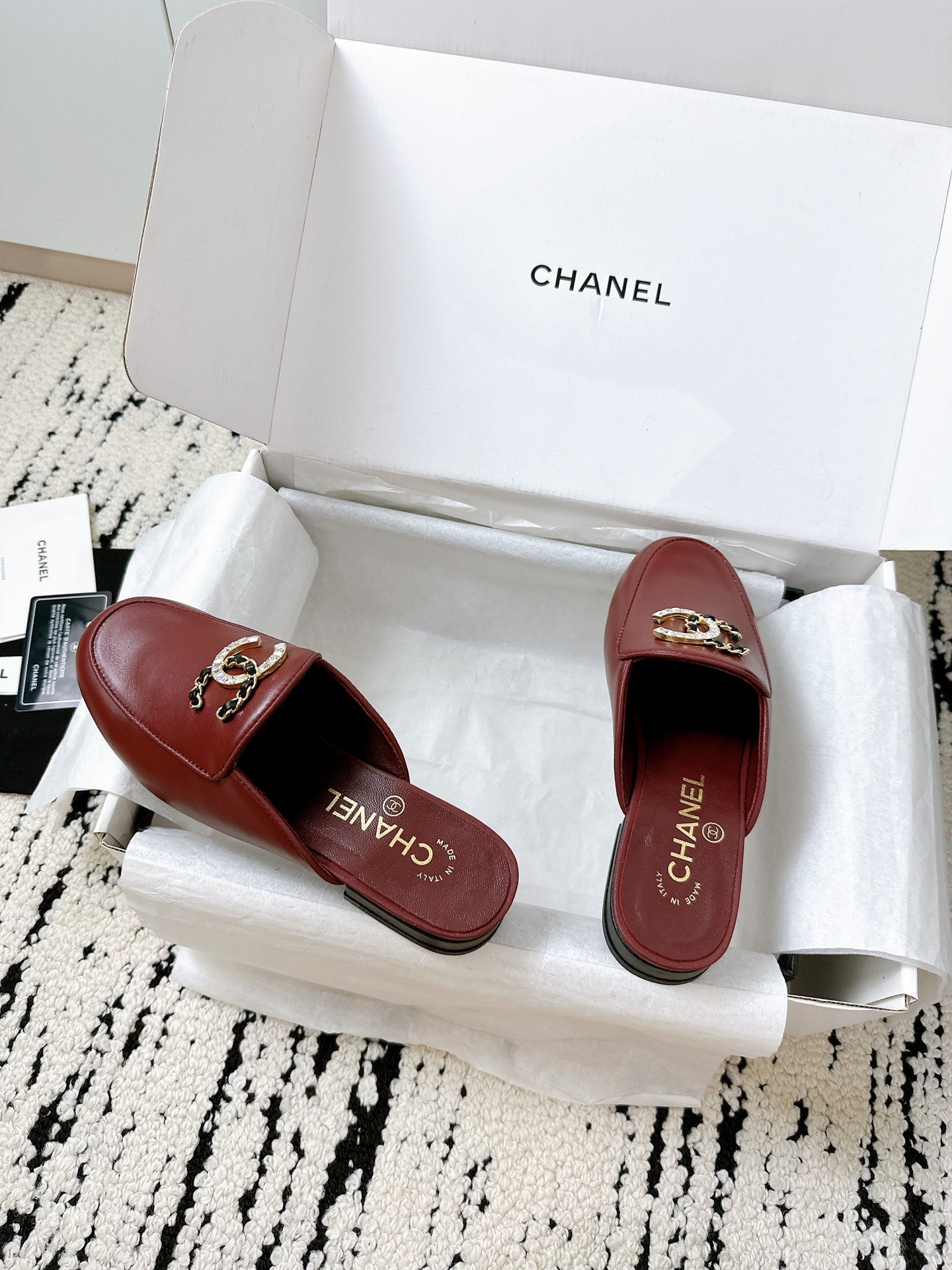CHANEL FLAT MULE IN RUBY RED CALFSKIN HARDWARE WITH ROCK MIX CHAIN