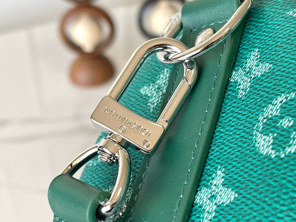 LOUIS VUITTON KEEPALL BANDOULIÈRE 25 IN GREEN MONOGRAM HERITAGE CANVAS