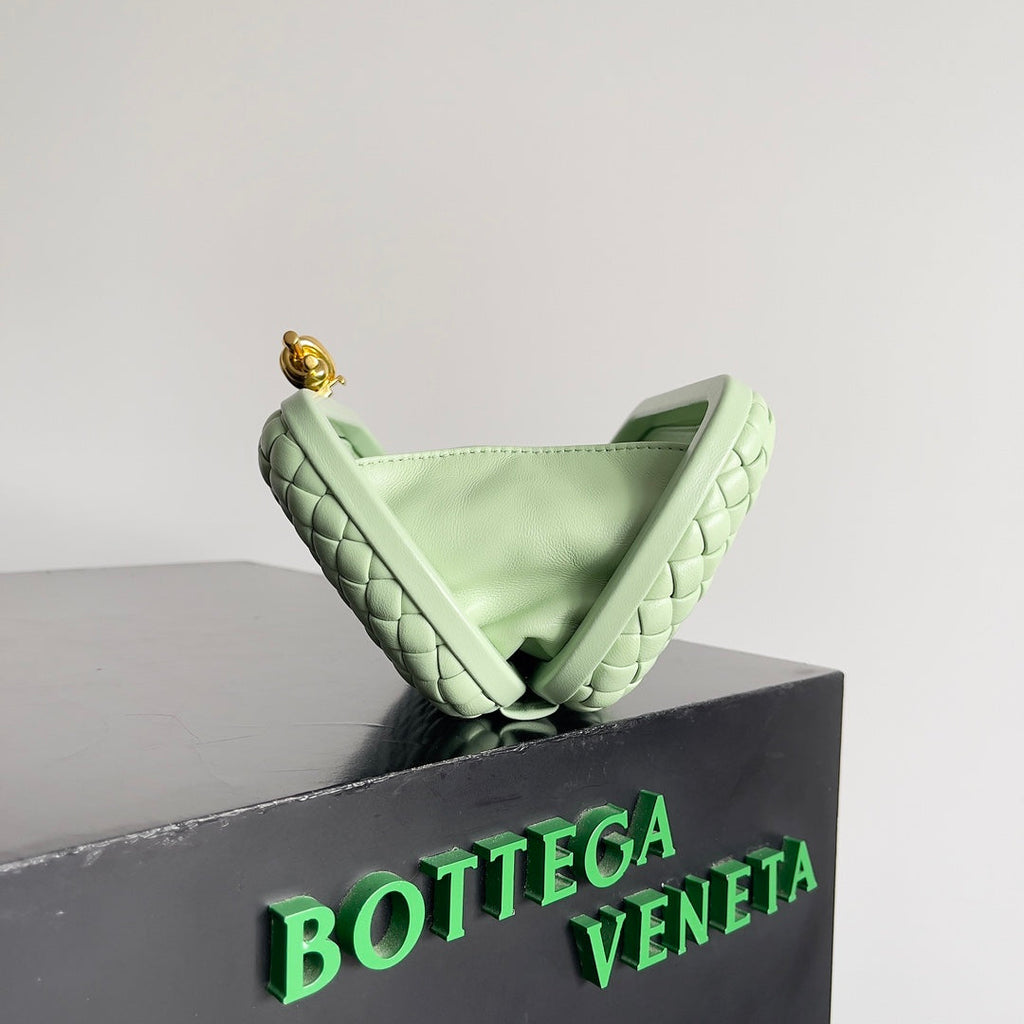 KNOT CHAIN CLUTCH 20.5 IN LIGHT GREEN LAMBSKIN
