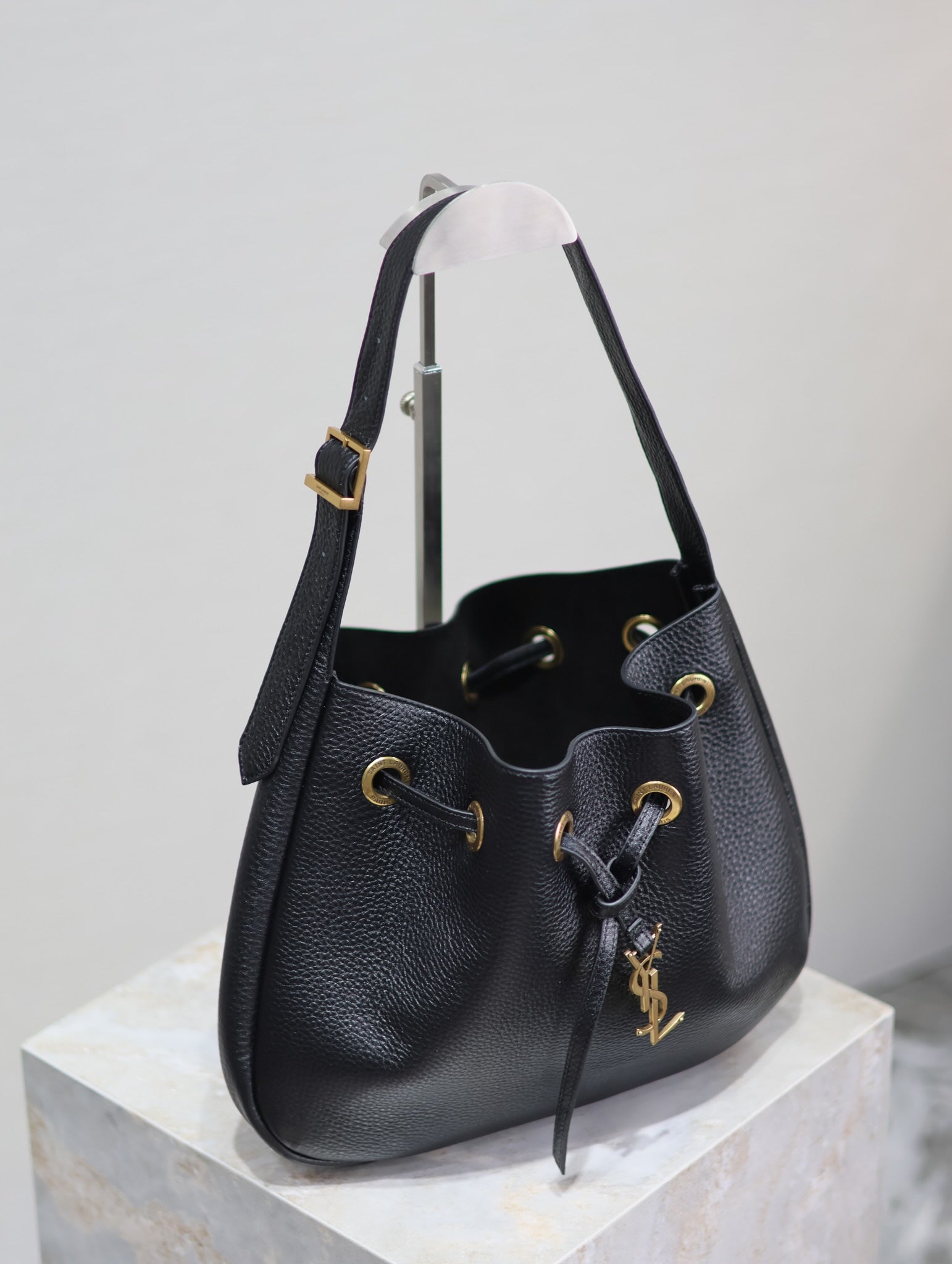 PARIS VII SMALL HOBO 30 IN BLACK GRAINED LEATHER GOLD HARDWARE